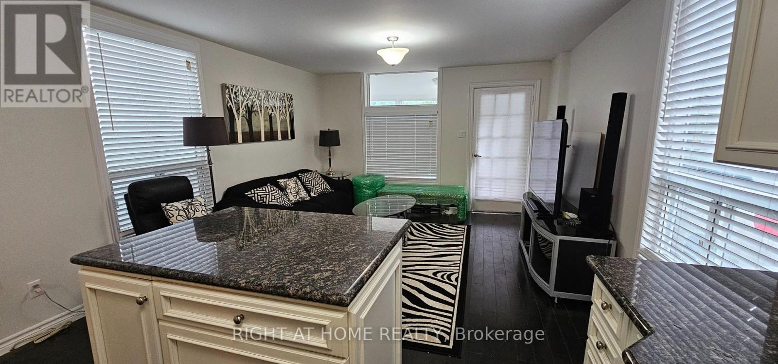 












9 FORTY FIRST STREET

,
Toronto (Long Branch),




Ontario
M8W3N4

