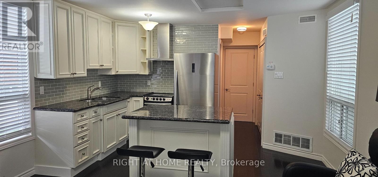 












9 FORTY FIRST STREET

,
Toronto (Long Branch),




Ontario
M8W3N4

