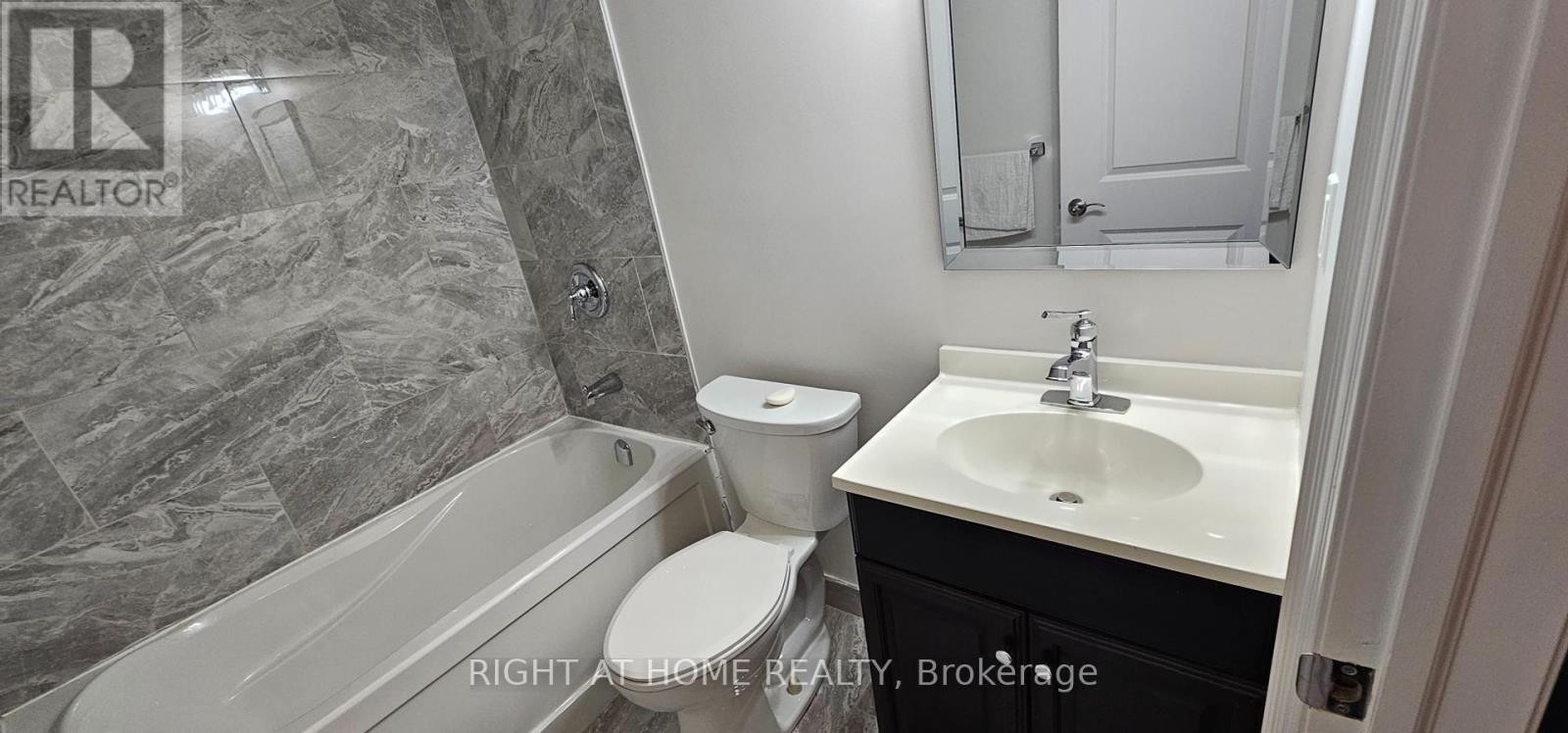 












9 FORTY FIRST STREET

,
Toronto (Long Branch),




Ontario
M8W3N4

