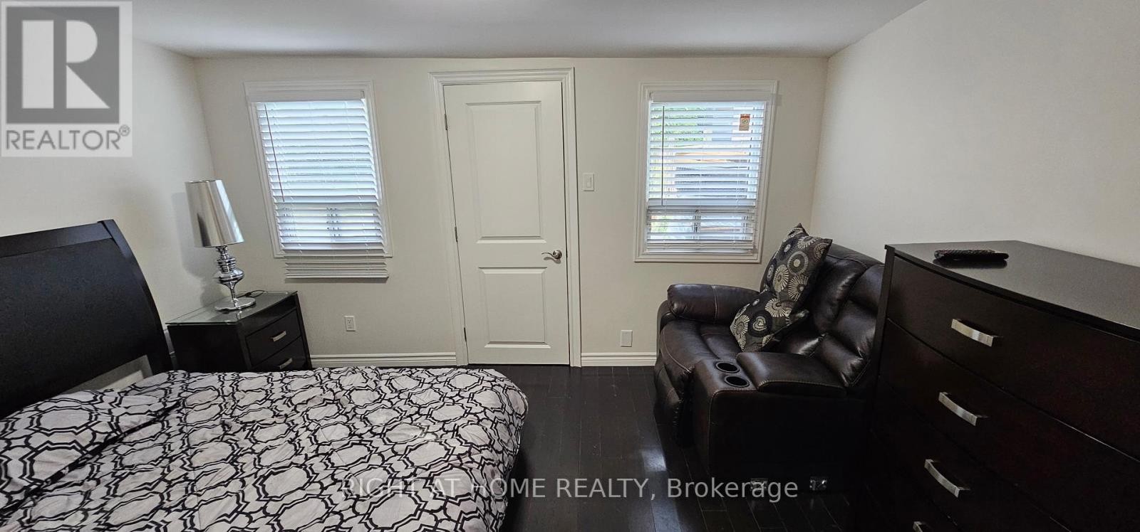 












9 FORTY FIRST STREET

,
Toronto (Long Branch),




Ontario
M8W3N4

