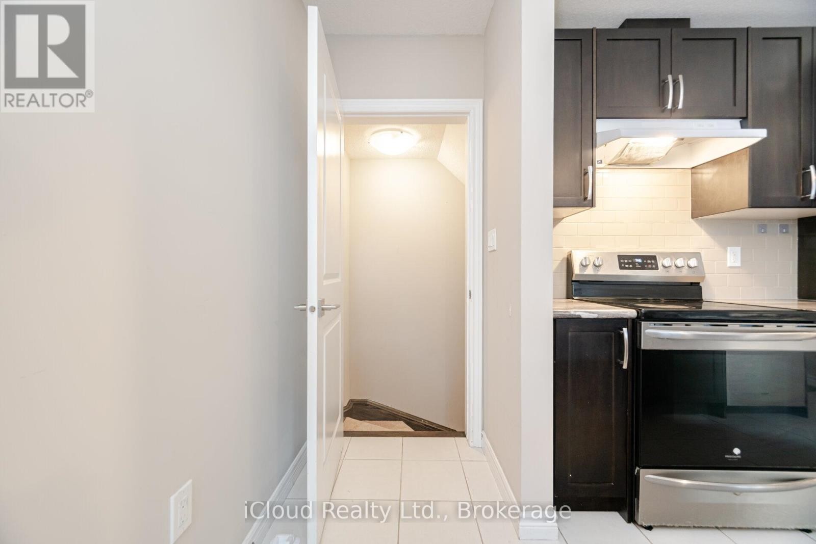 












91 - 445 ONTARIO STREET

,
Milton (TM Timberlea),




Ontario
L9T9K4

