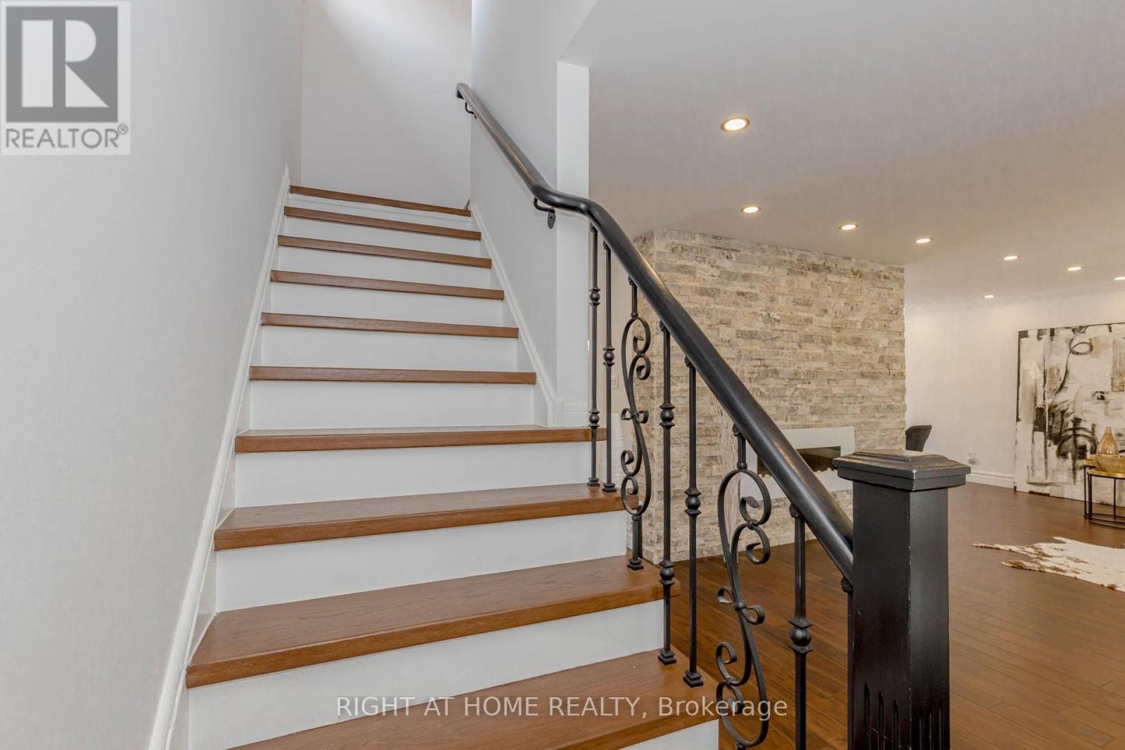 












1073 MESA CRESCENT

,
Mississauga (Lorne Park),




Ontario
L5R3E7

