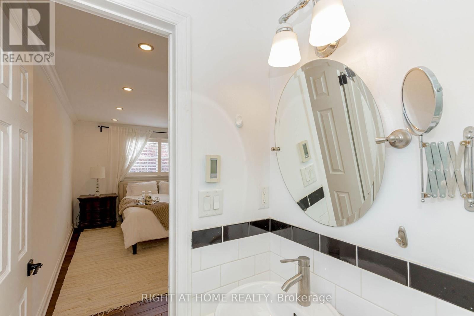 












1073 MESA CRESCENT

,
Mississauga (Lorne Park),




Ontario
L5R3E7


