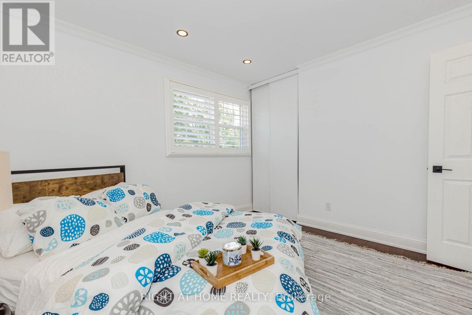 












1073 MESA CRESCENT

,
Mississauga (Lorne Park),




Ontario
L5R3E7

