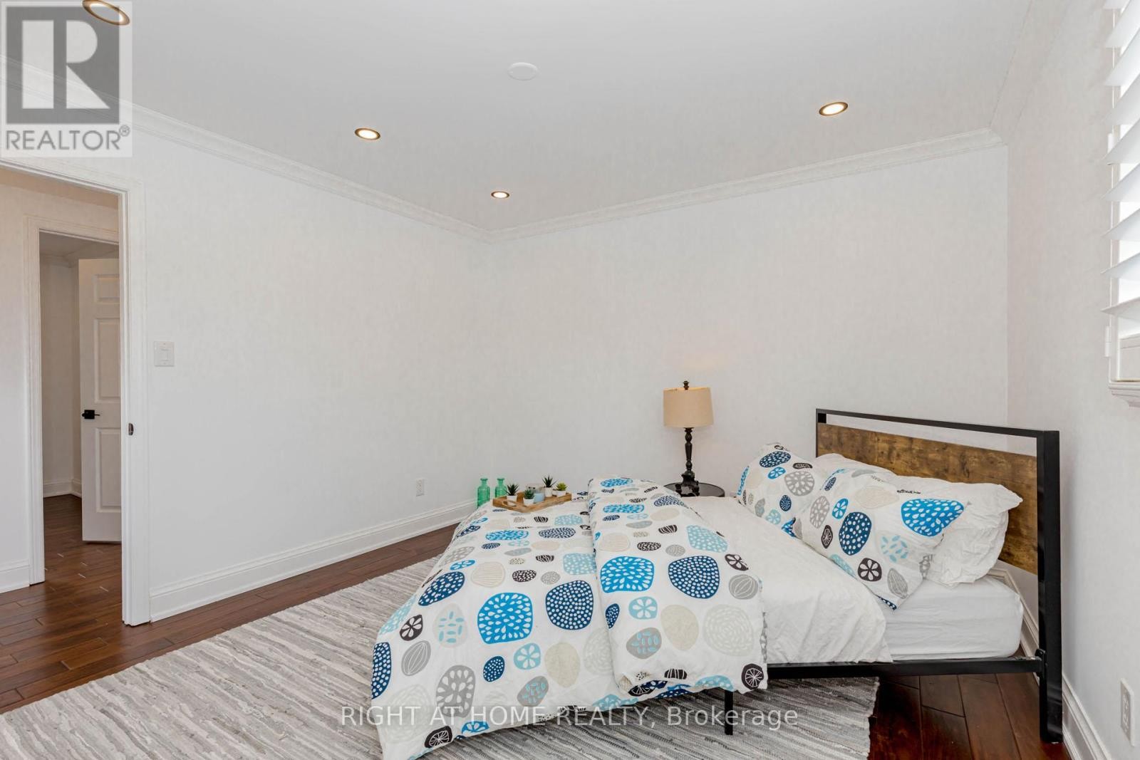 












1073 MESA CRESCENT

,
Mississauga (Lorne Park),




Ontario
L5R3E7

