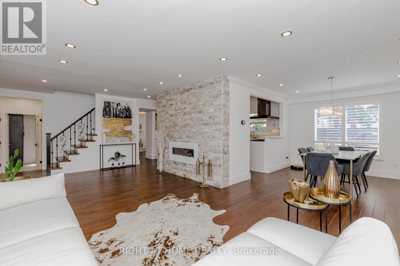 












1073 MESA CRESCENT

,
Mississauga (Lorne Park),




Ontario
L5R3E7

