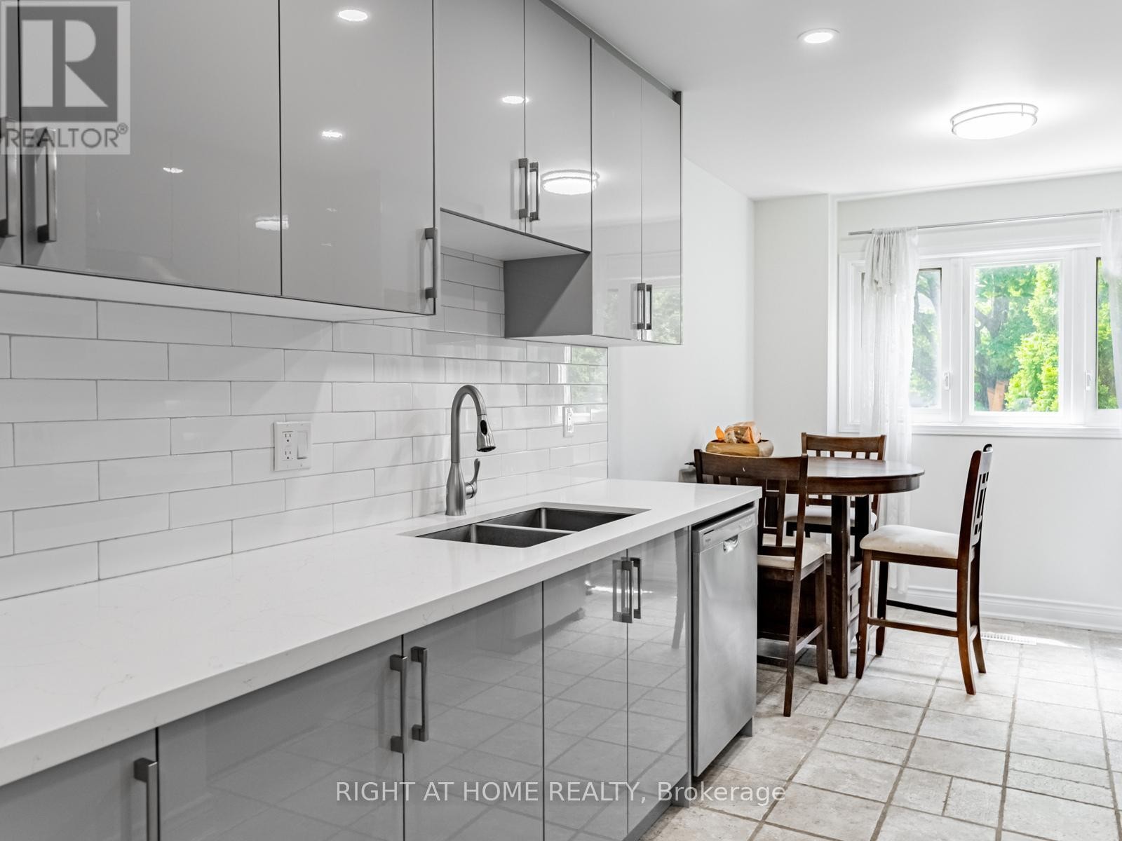 












1129 BEECHNUT ROAD

,
Oakville (CV Clearview),




Ontario
L6J7P2


