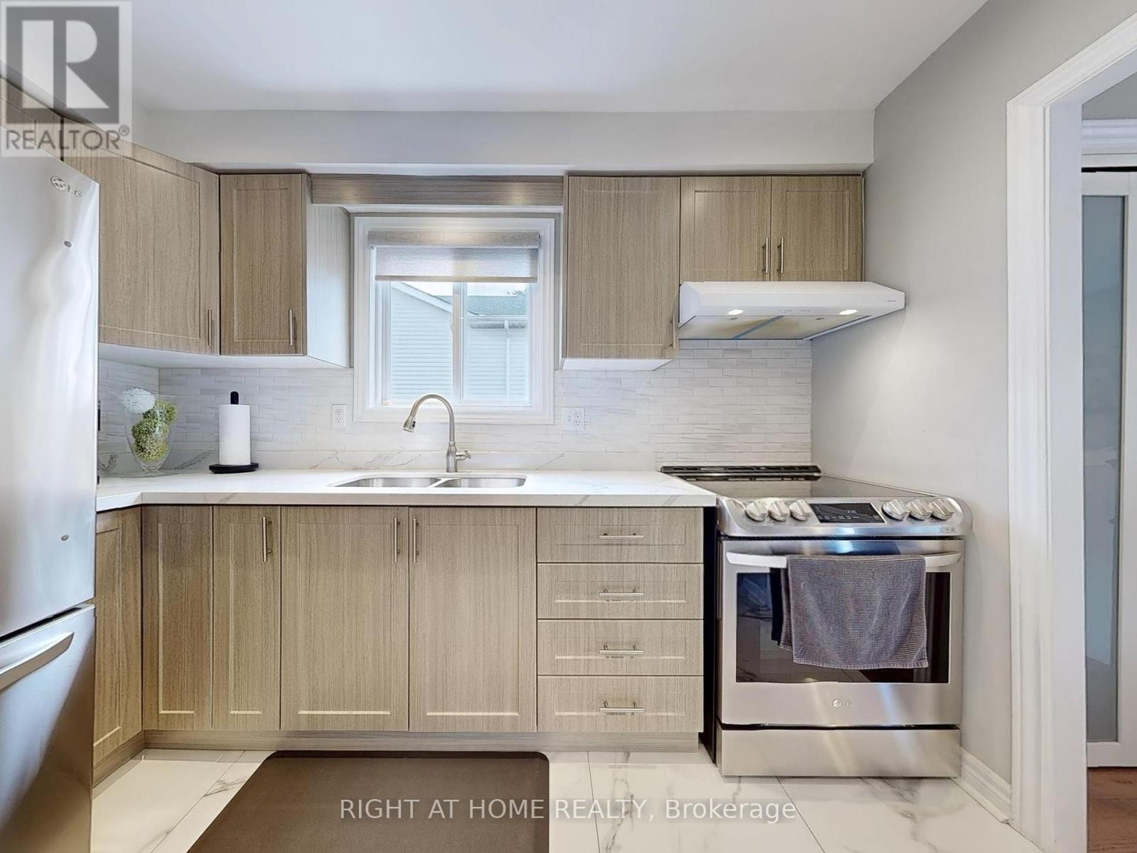 












502 GALEDOWNS COURT

,
Mississauga (Mississauga Valleys),




Ontario
L5A3H9

