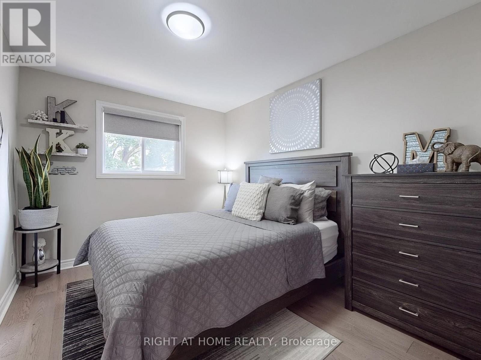 












502 GALEDOWNS COURT

,
Mississauga (Mississauga Valleys),




Ontario
L5A3H9


