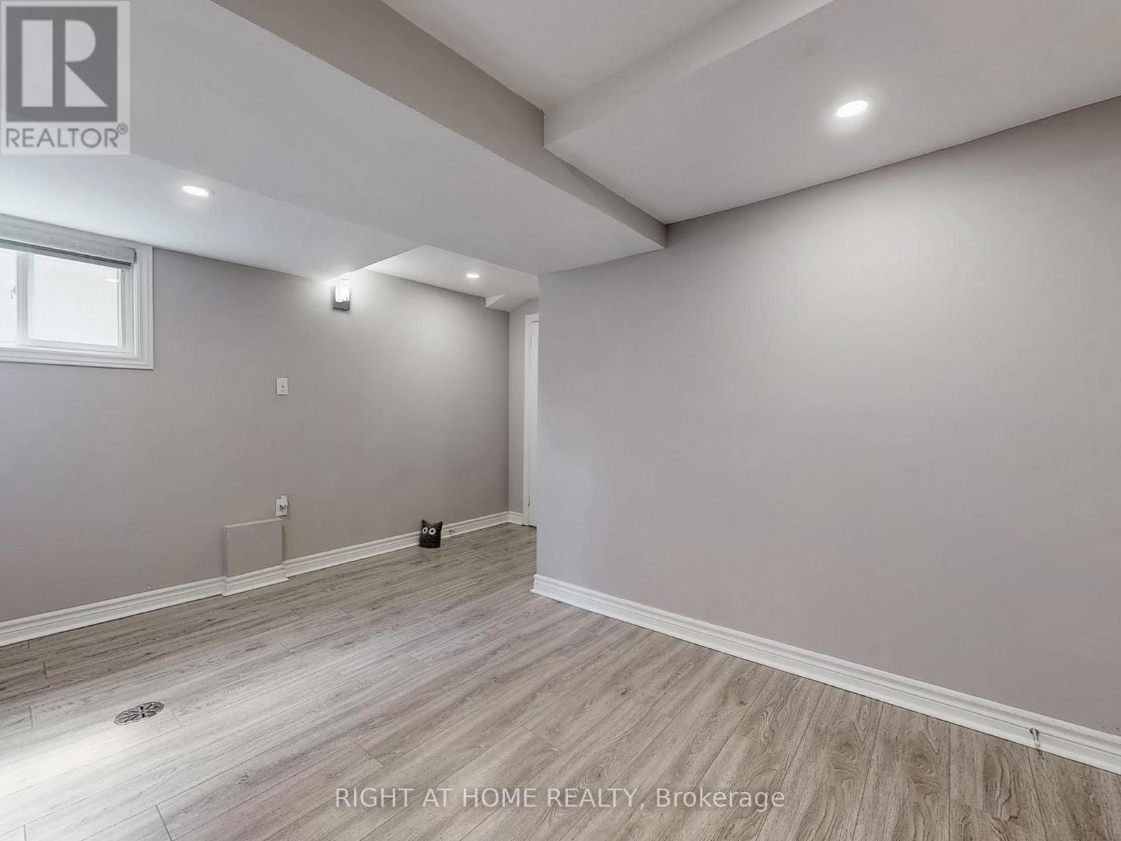 












502 GALEDOWNS COURT

,
Mississauga (Mississauga Valleys),




Ontario
L5A3H9

