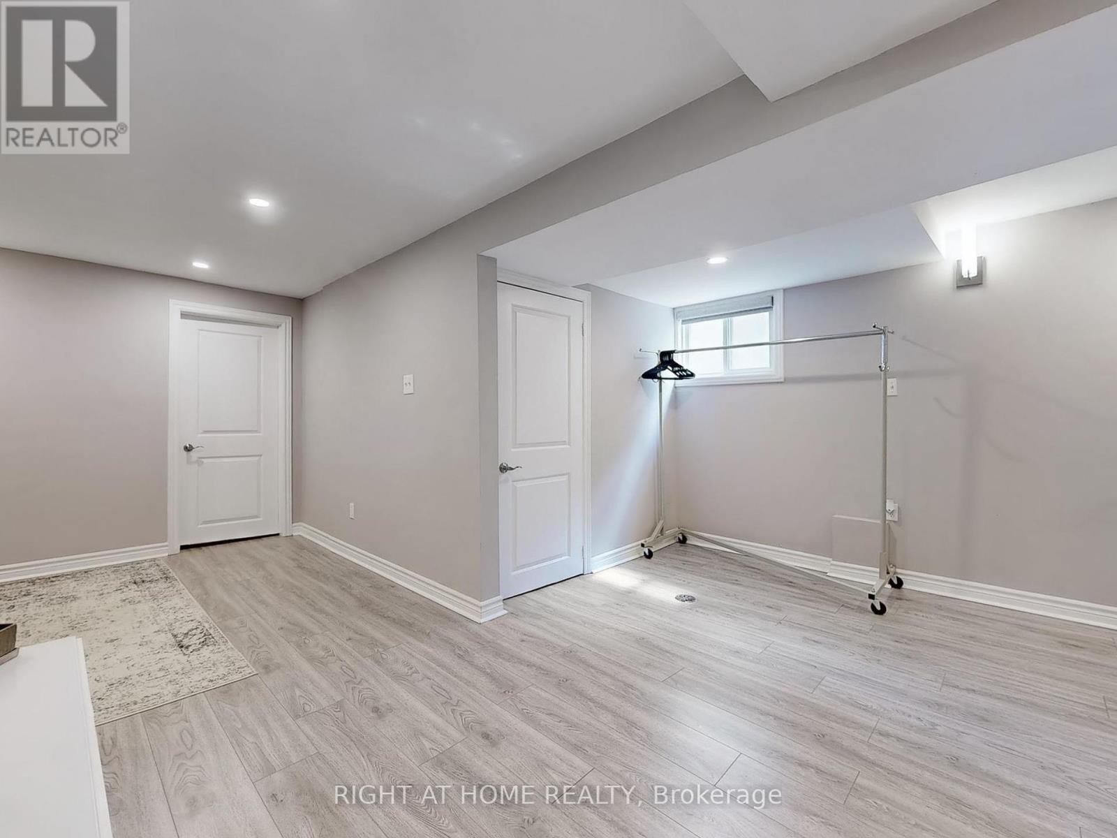 












502 GALEDOWNS COURT

,
Mississauga (Mississauga Valleys),




Ontario
L5A3H9

