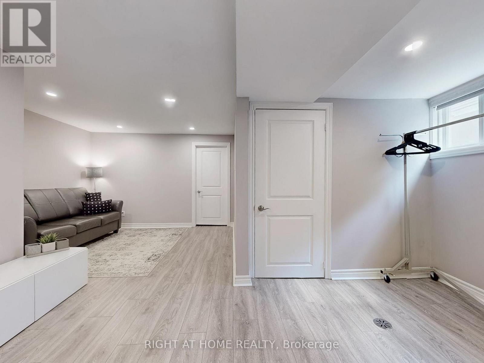 












502 GALEDOWNS COURT

,
Mississauga (Mississauga Valleys),




Ontario
L5A3H9

