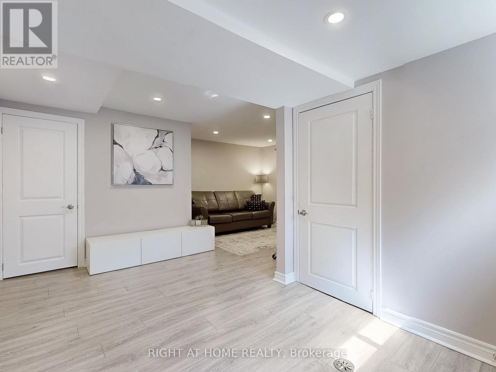 












502 GALEDOWNS COURT

,
Mississauga (Mississauga Valleys),




Ontario
L5A3H9

