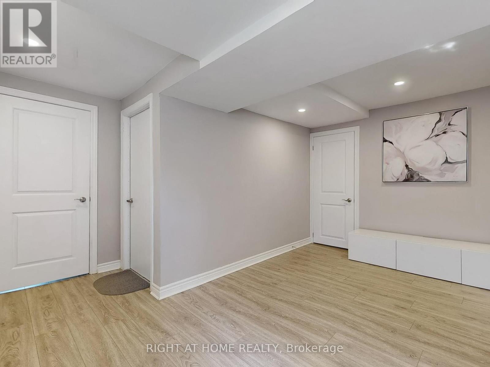 












502 GALEDOWNS COURT

,
Mississauga (Mississauga Valleys),




Ontario
L5A3H9


