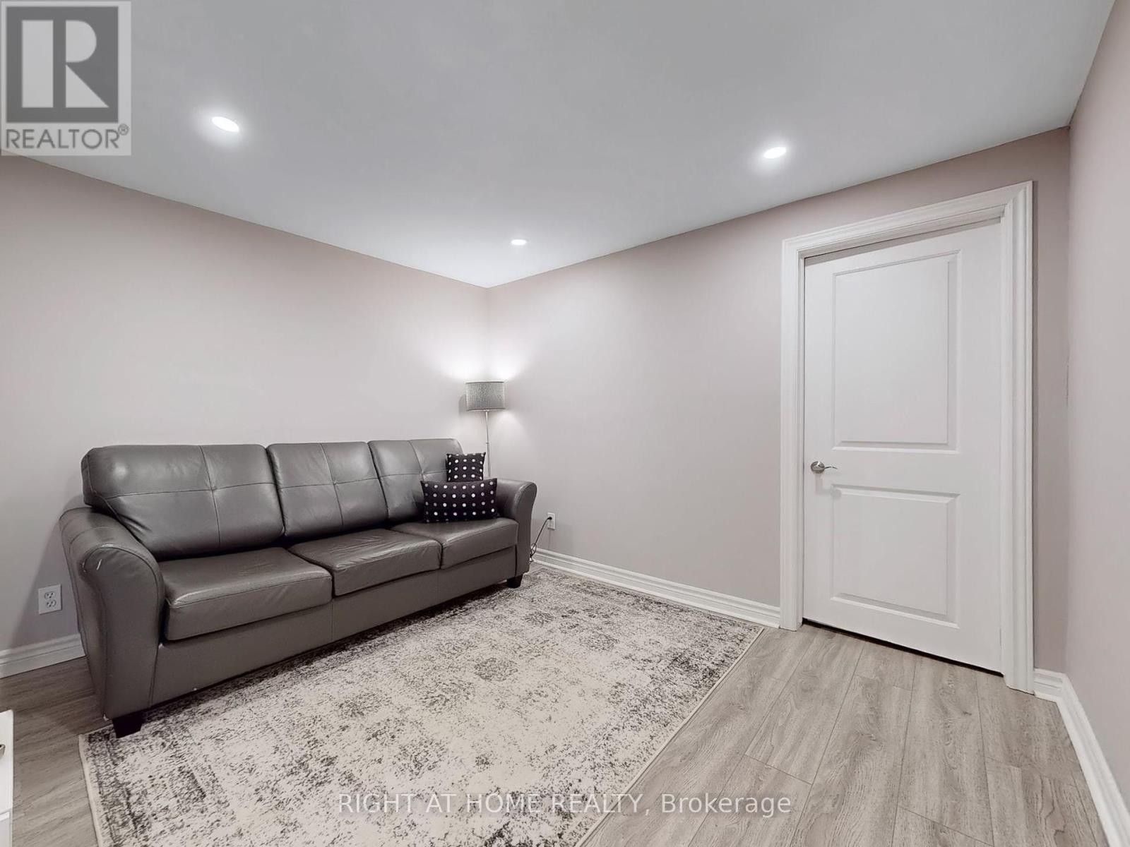 












502 GALEDOWNS COURT

,
Mississauga (Mississauga Valleys),




Ontario
L5A3H9

