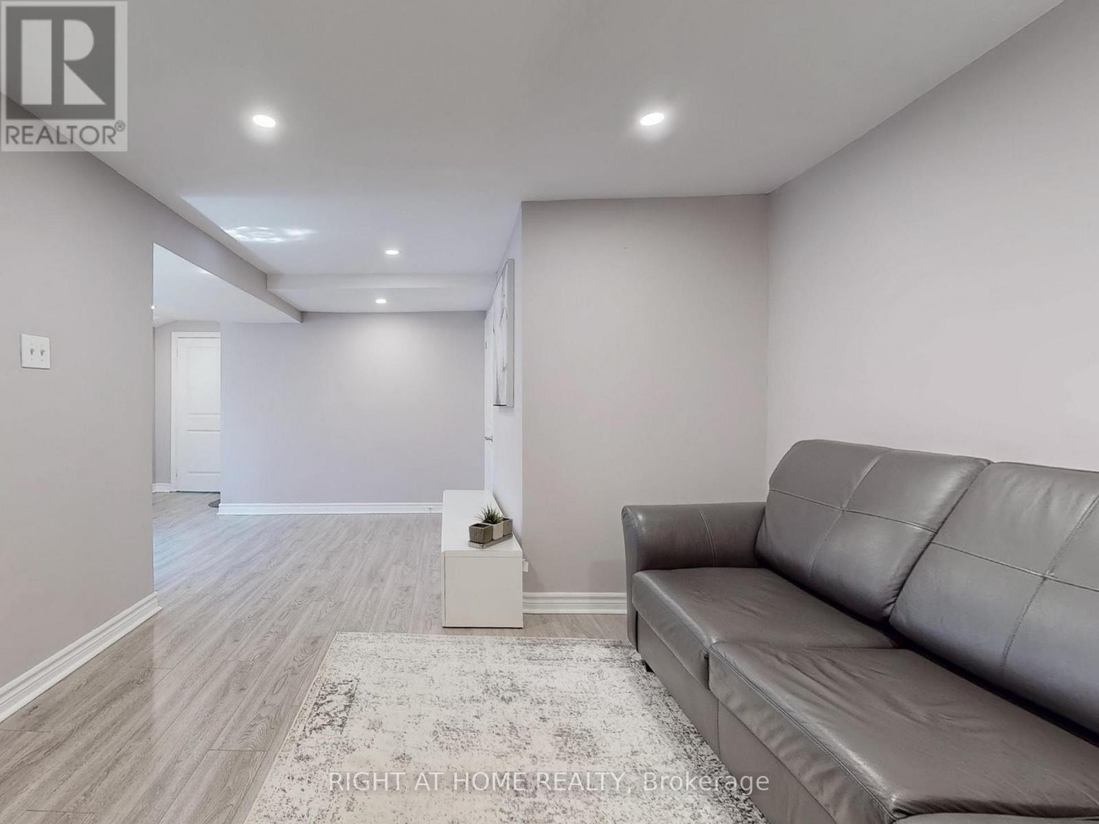 












502 GALEDOWNS COURT

,
Mississauga (Mississauga Valleys),




Ontario
L5A3H9

