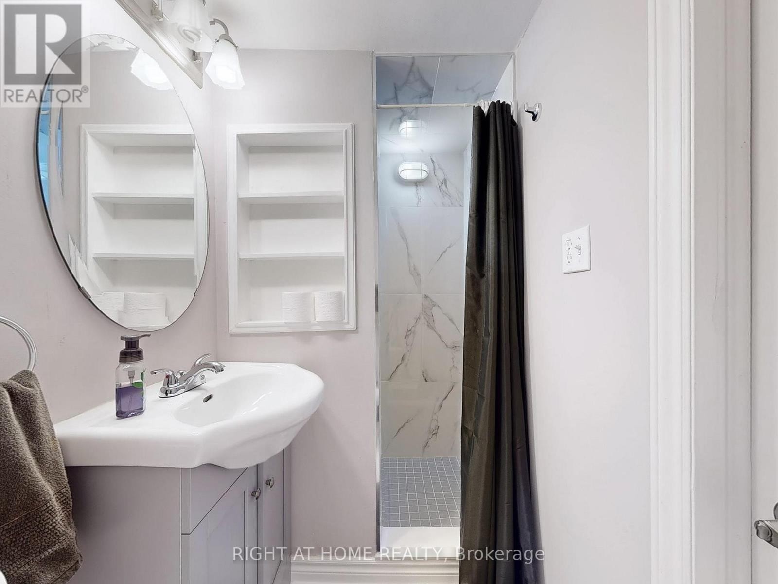 












502 GALEDOWNS COURT

,
Mississauga (Mississauga Valleys),




Ontario
L5A3H9

