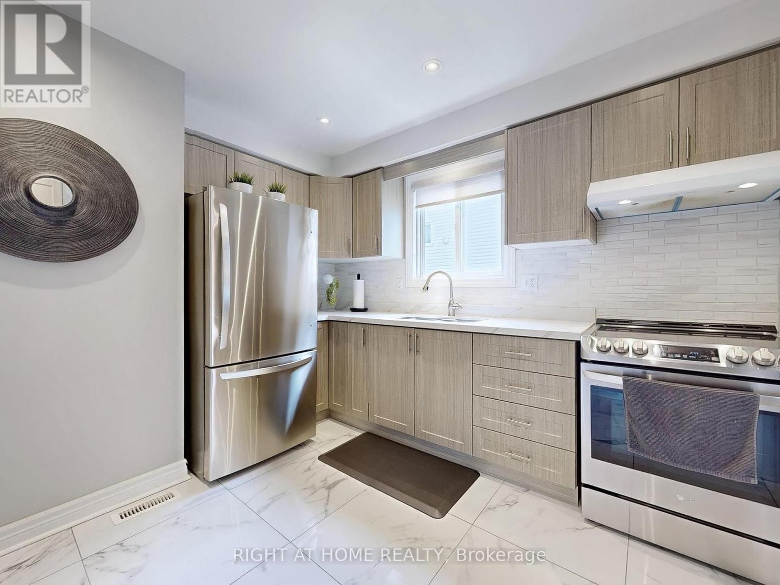 












502 GALEDOWNS COURT

,
Mississauga (Mississauga Valleys),




Ontario
L5A3H9

