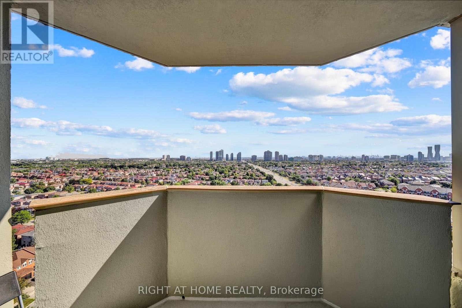 












1805 - 700 CONSTELLATION DRIVE

,
Mississauga (Hurontario),




Ontario
L5R3G8

