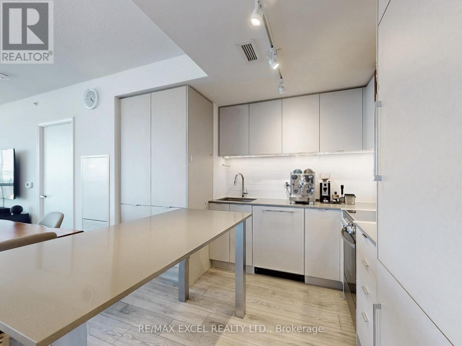 












1708 - 30 GIBBS ROAD

,
Toronto (Islington-City Centre West),




Ontario
M9B0E4

