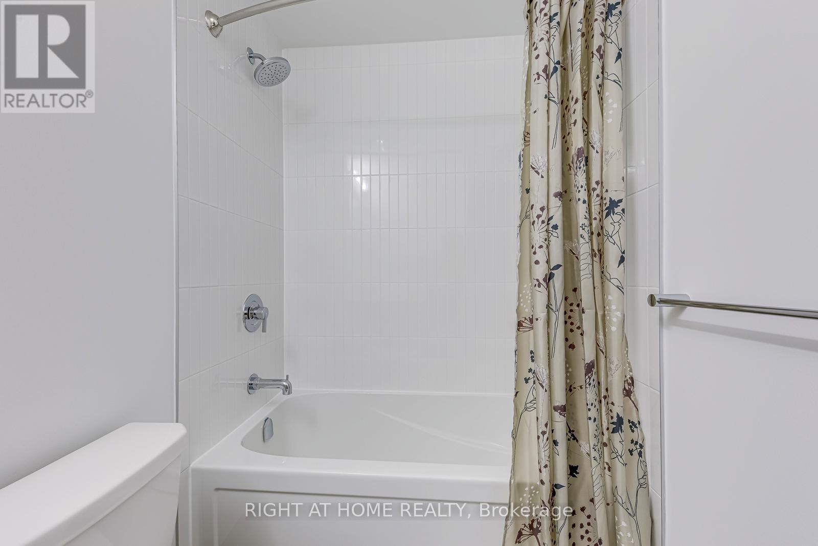 












538 - 2501 SAW WHET BOULEVARD

,
Oakville (GA Glen Abbey),




Ontario
L6M5N2

