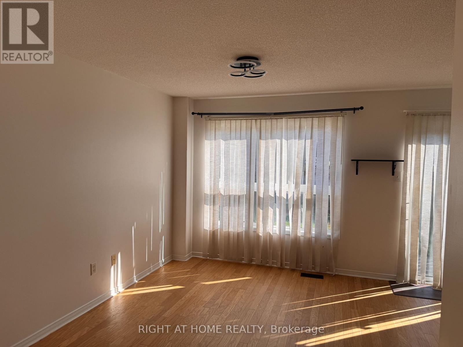 












22 TILLER TRAIL

,
Brampton (Fletcher's Creek Village),




Ontario
L6X4R2

