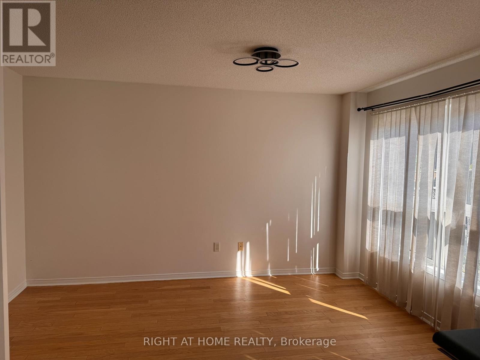 












22 TILLER TRAIL

,
Brampton (Fletcher's Creek Village),




Ontario
L6X4R2

