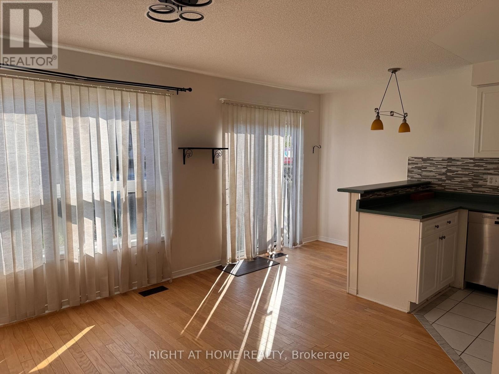 












22 TILLER TRAIL

,
Brampton (Fletcher's Creek Village),




Ontario
L6X4R2

