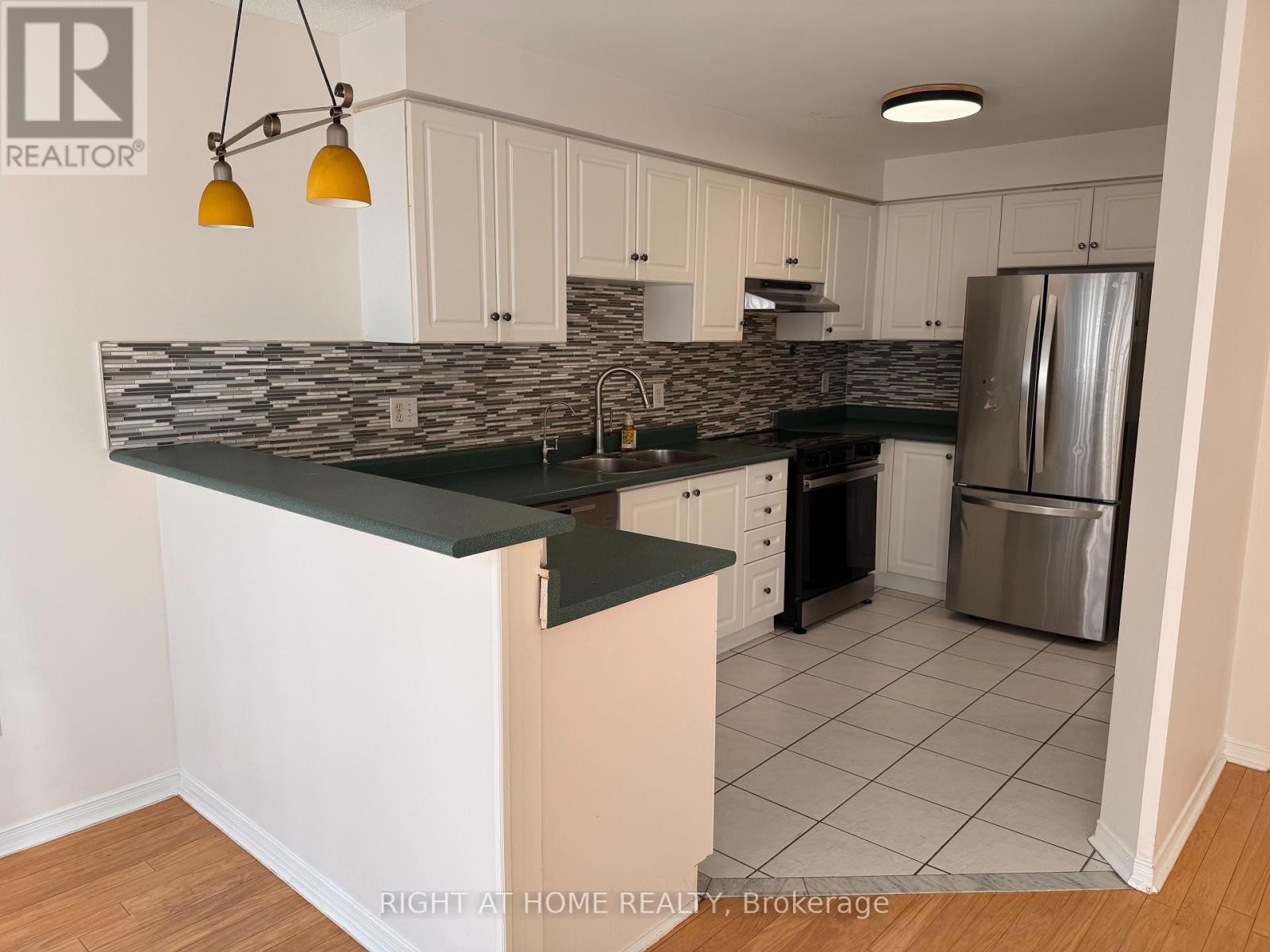 












22 TILLER TRAIL

,
Brampton (Fletcher's Creek Village),




Ontario
L6X4R2

