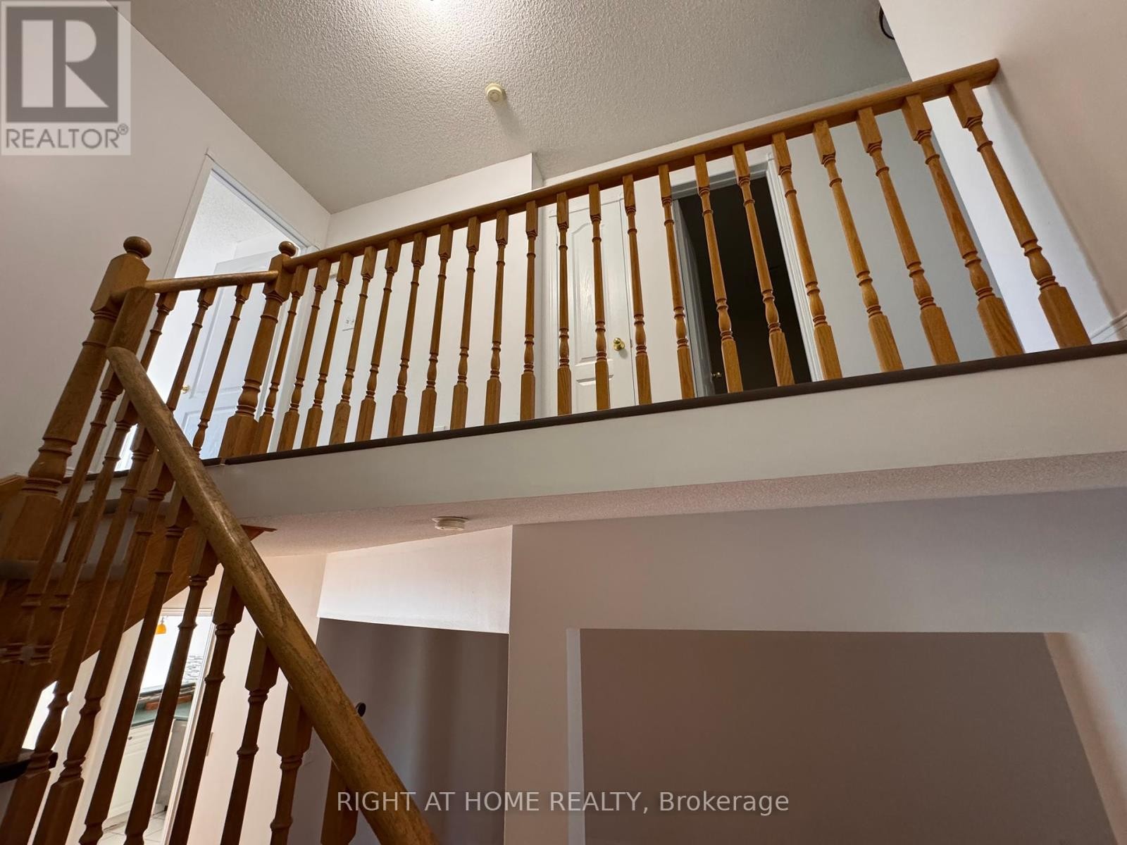 












22 TILLER TRAIL

,
Brampton (Fletcher's Creek Village),




Ontario
L6X4R2

