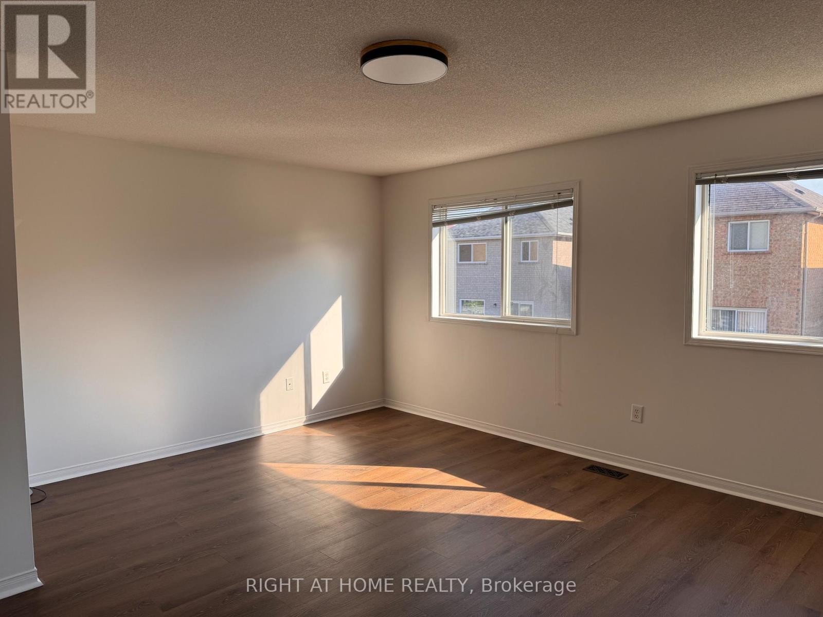 












22 TILLER TRAIL

,
Brampton (Fletcher's Creek Village),




Ontario
L6X4R2

