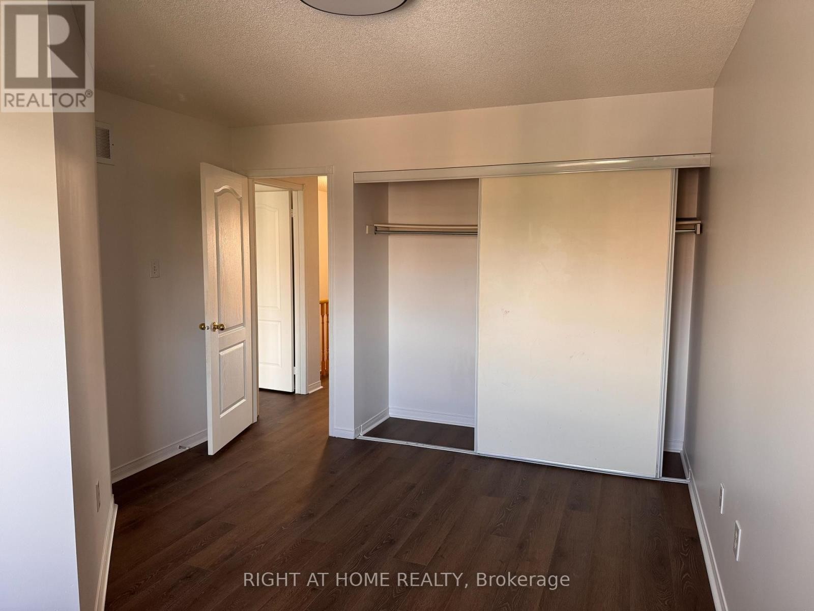 












22 TILLER TRAIL

,
Brampton (Fletcher's Creek Village),




Ontario
L6X4R2

