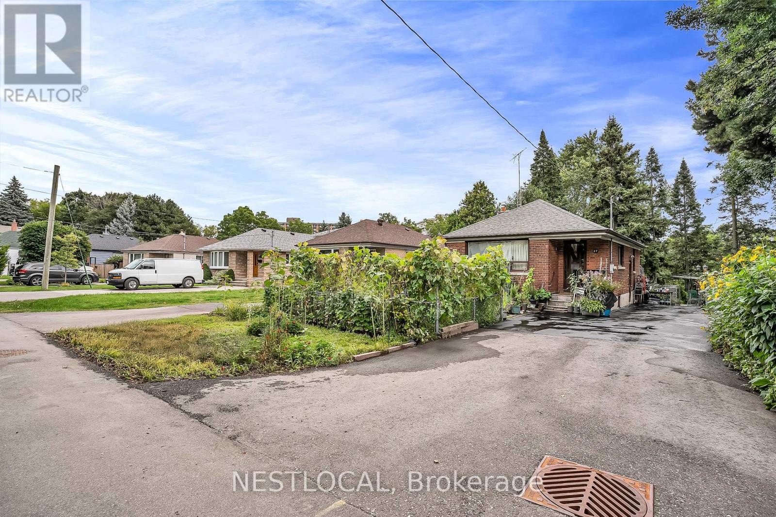












37 ENFIELD AVENUE

,
Toronto (Alderwood),




Ontario
M8W1T6

