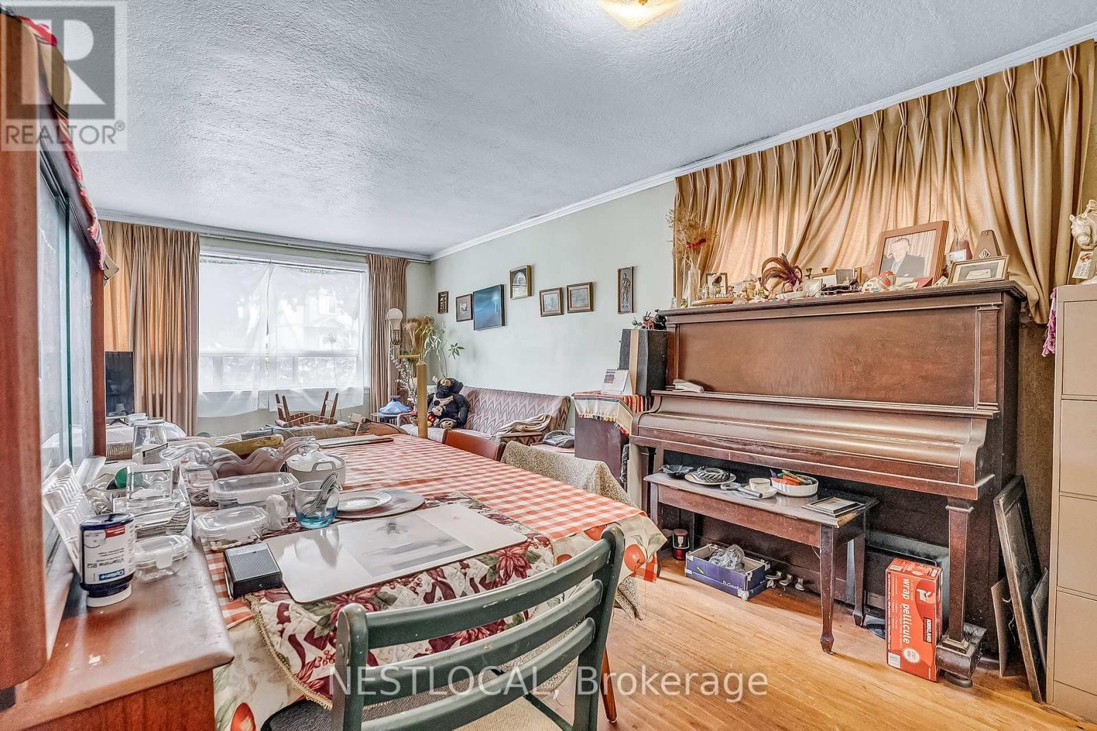 












37 ENFIELD AVENUE

,
Toronto (Alderwood),




Ontario
M8W1T6

