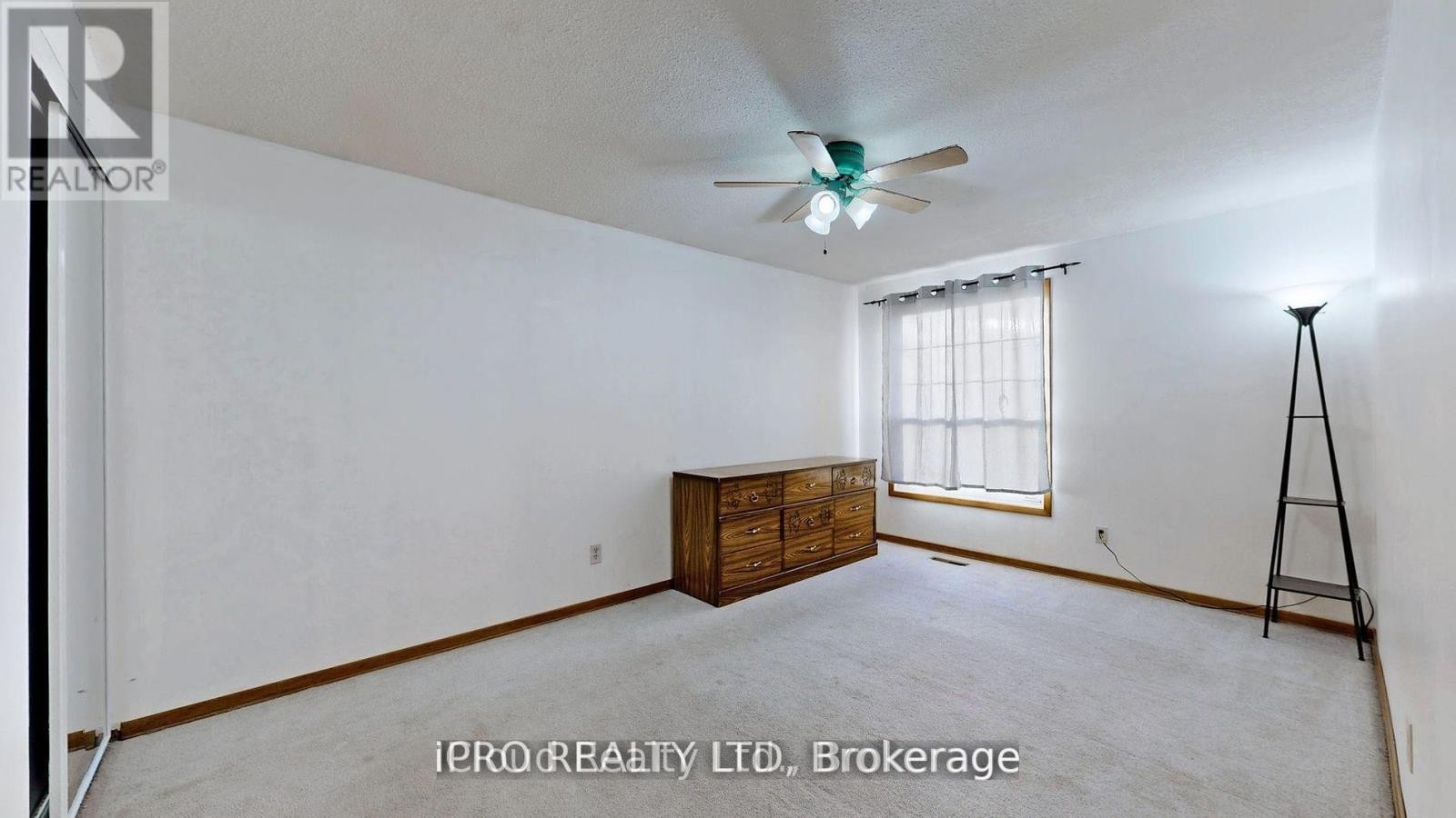 












32 DAFOE CRESCENT

,
Brampton (Fletcher's West),




Ontario
L6Y2L2

