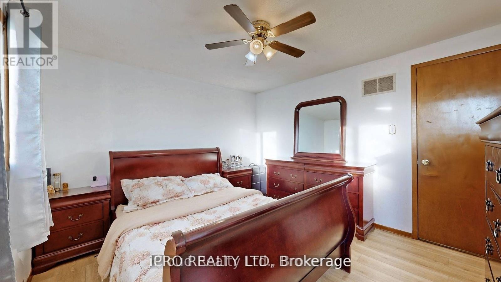 












32 DAFOE CRESCENT

,
Brampton (Fletcher's West),




Ontario
L6Y2L2


