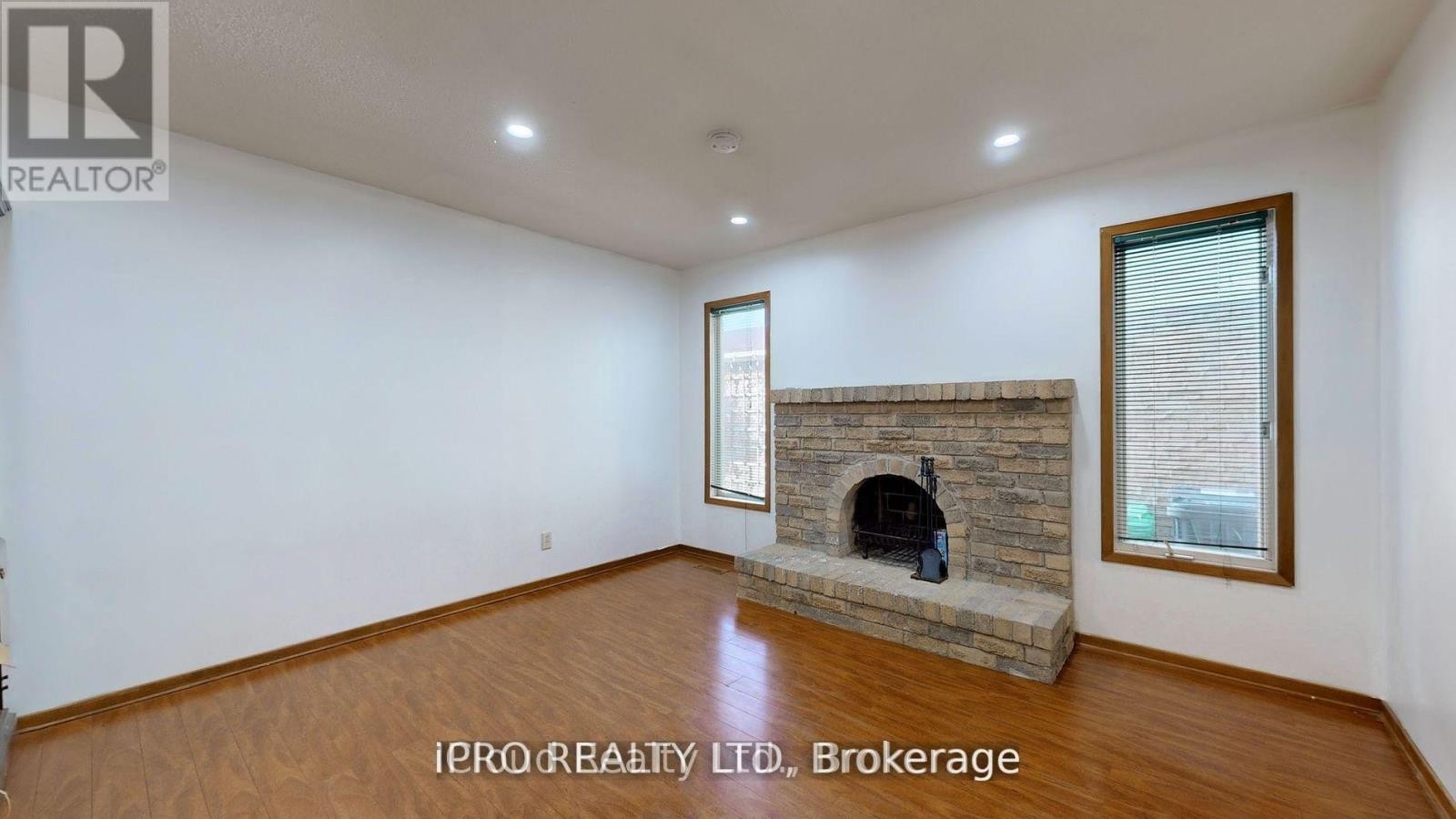 












32 DAFOE CRESCENT

,
Brampton (Fletcher's West),




Ontario
L6Y2L2

