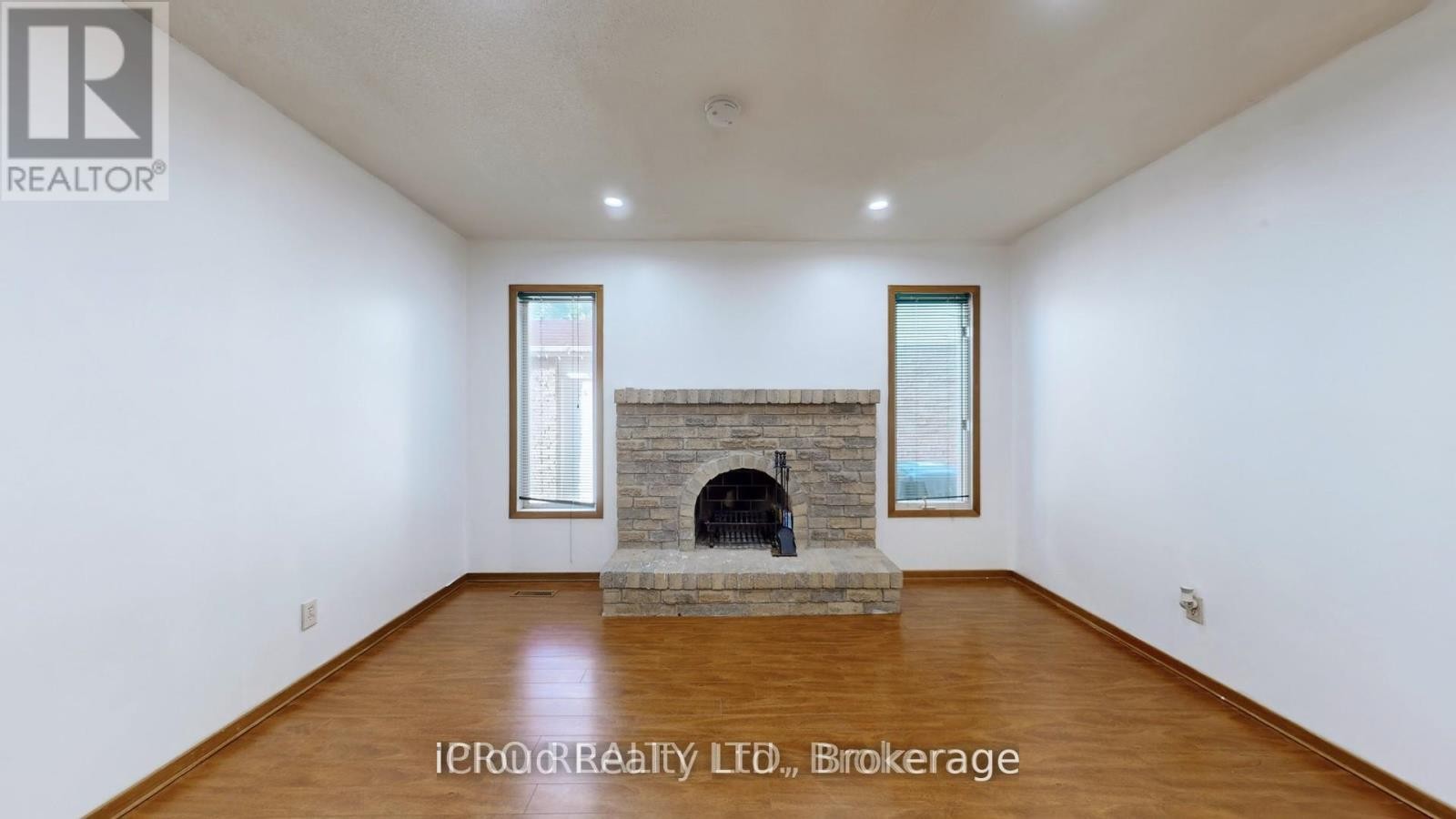 












32 DAFOE CRESCENT

,
Brampton (Fletcher's West),




Ontario
L6Y2L2

