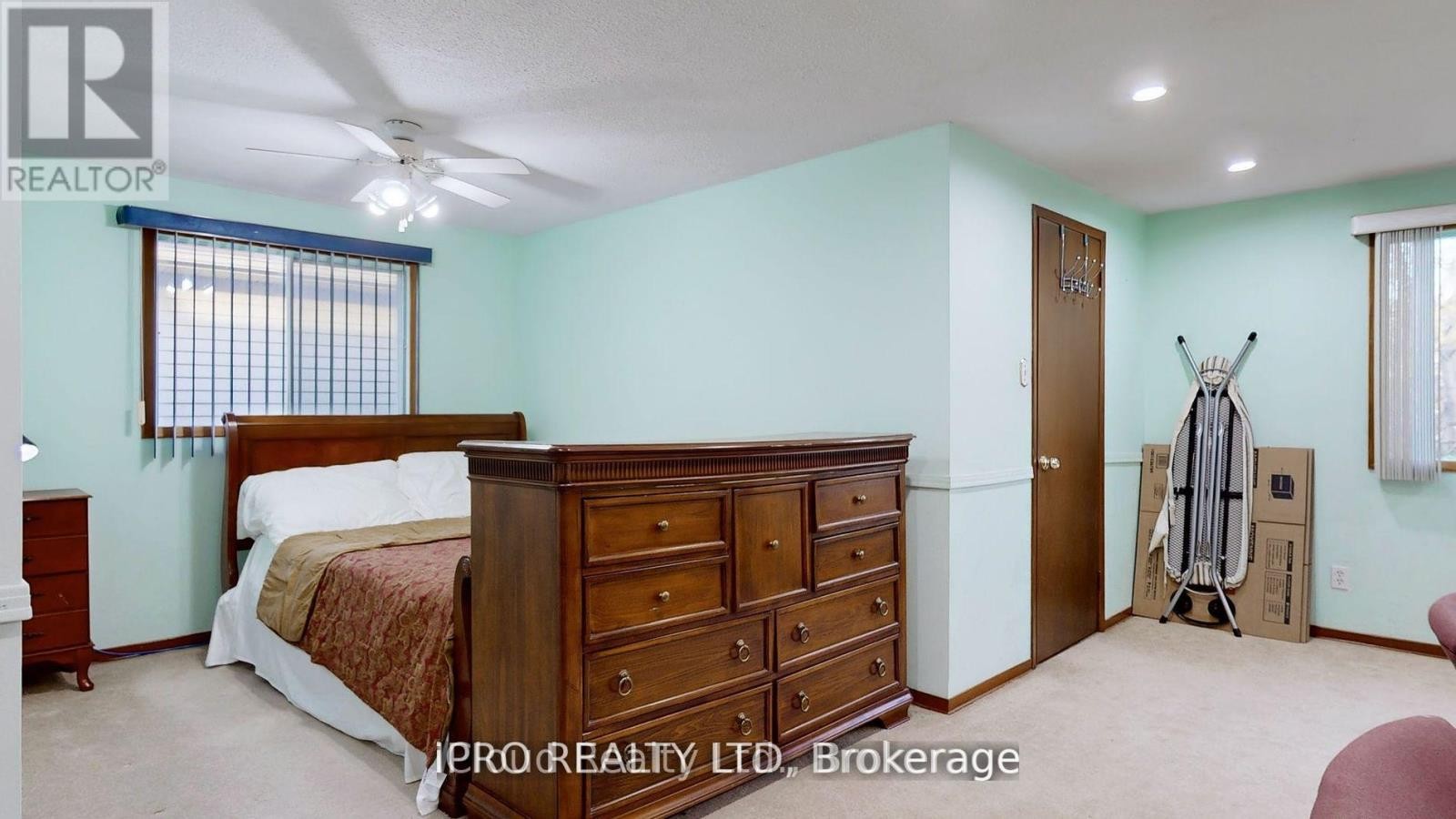 












32 DAFOE CRESCENT

,
Brampton (Fletcher's West),




Ontario
L6Y2L2

