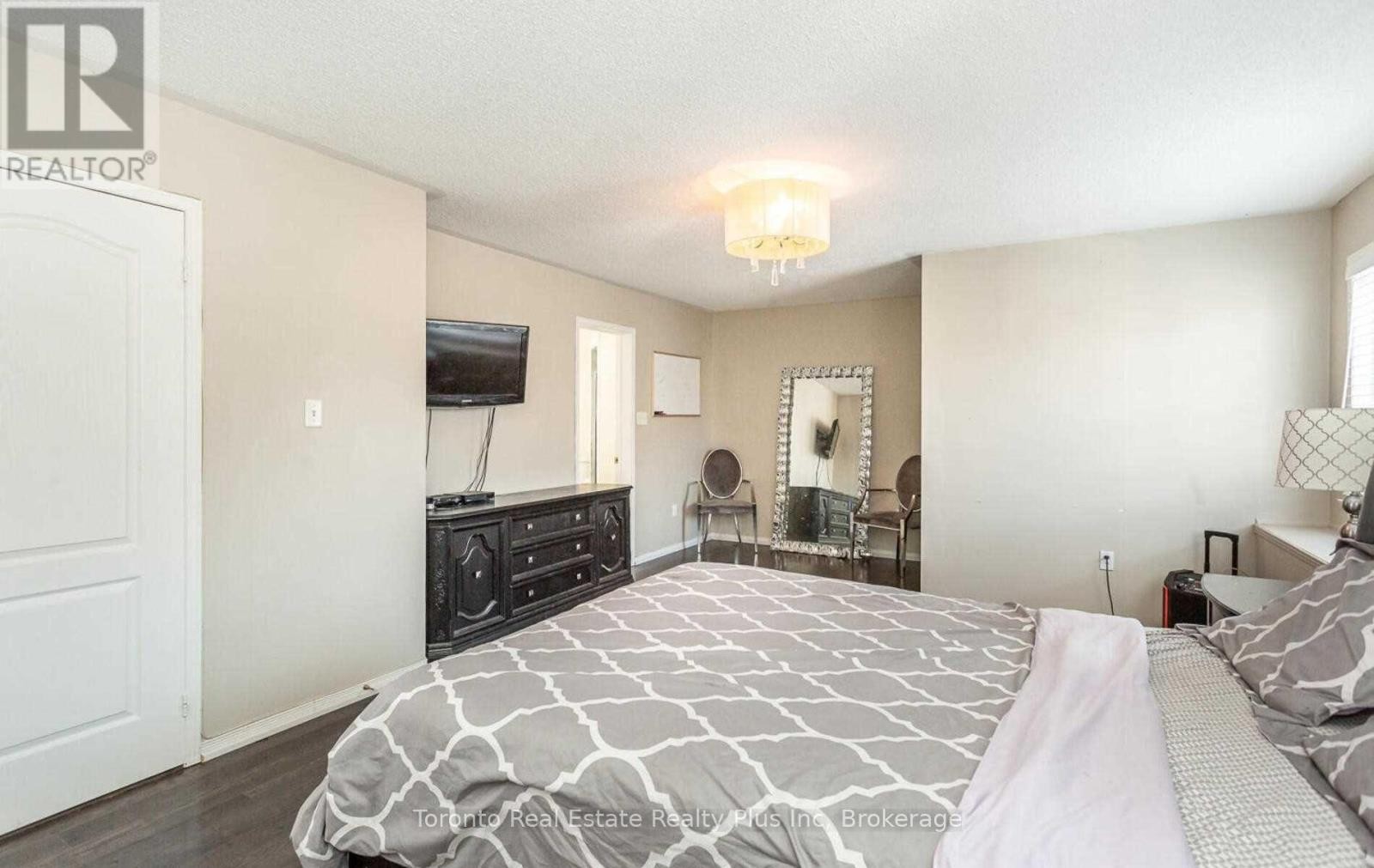 












1 WILD INDIGO CRESCENT

,
Brampton (Sandringham-Wellington),




Ontario
L6R2K1

