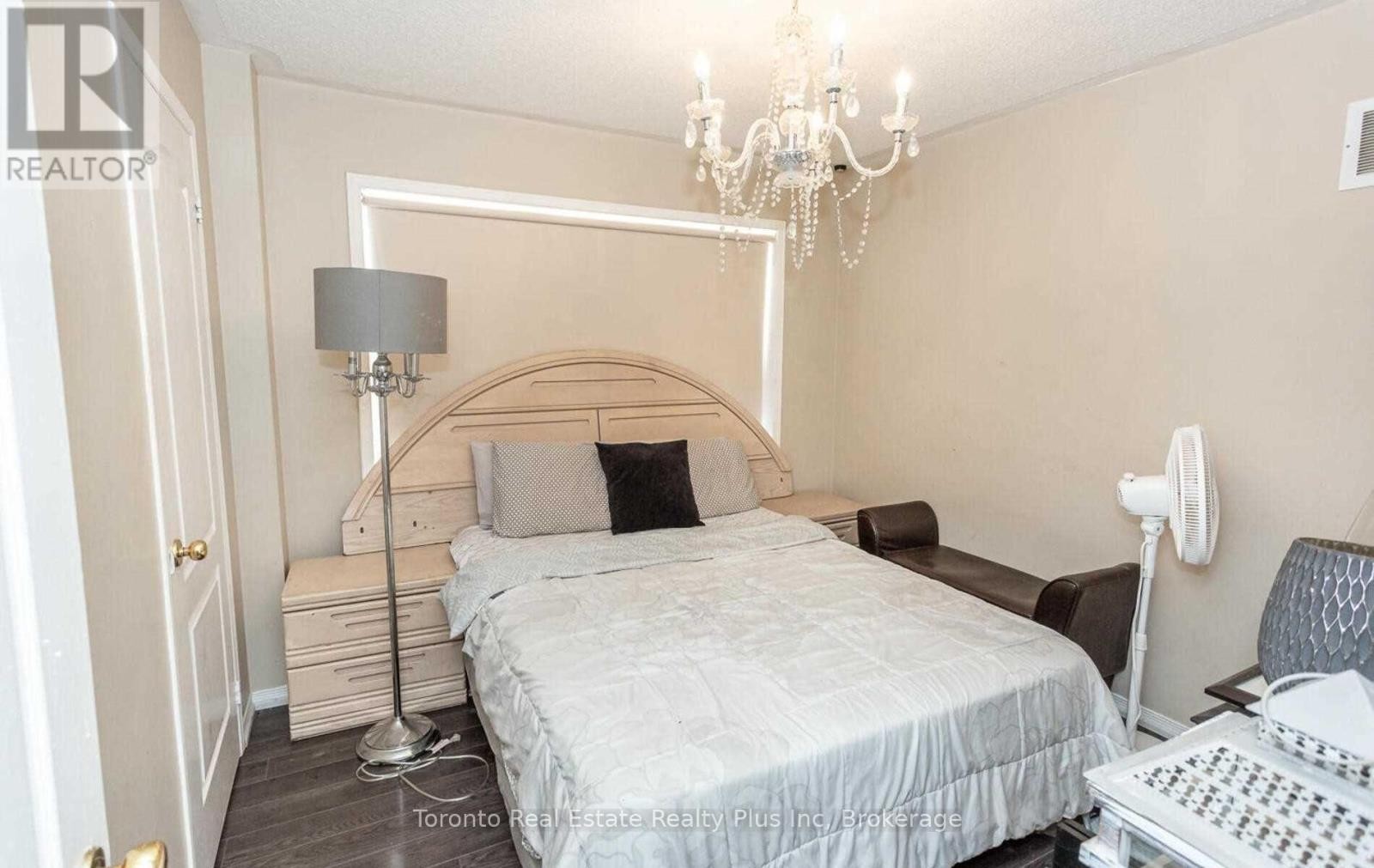 












1 WILD INDIGO CRESCENT

,
Brampton (Sandringham-Wellington),




Ontario
L6R2K1

