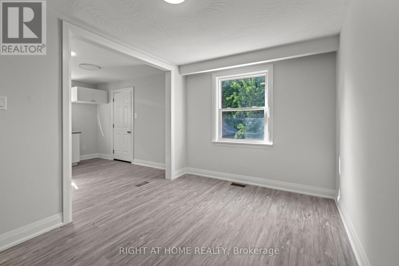 












154 EDINBOROUGH COURT

,
Toronto (Rockcliffe-Smythe),




Ontario
M6N2E8

