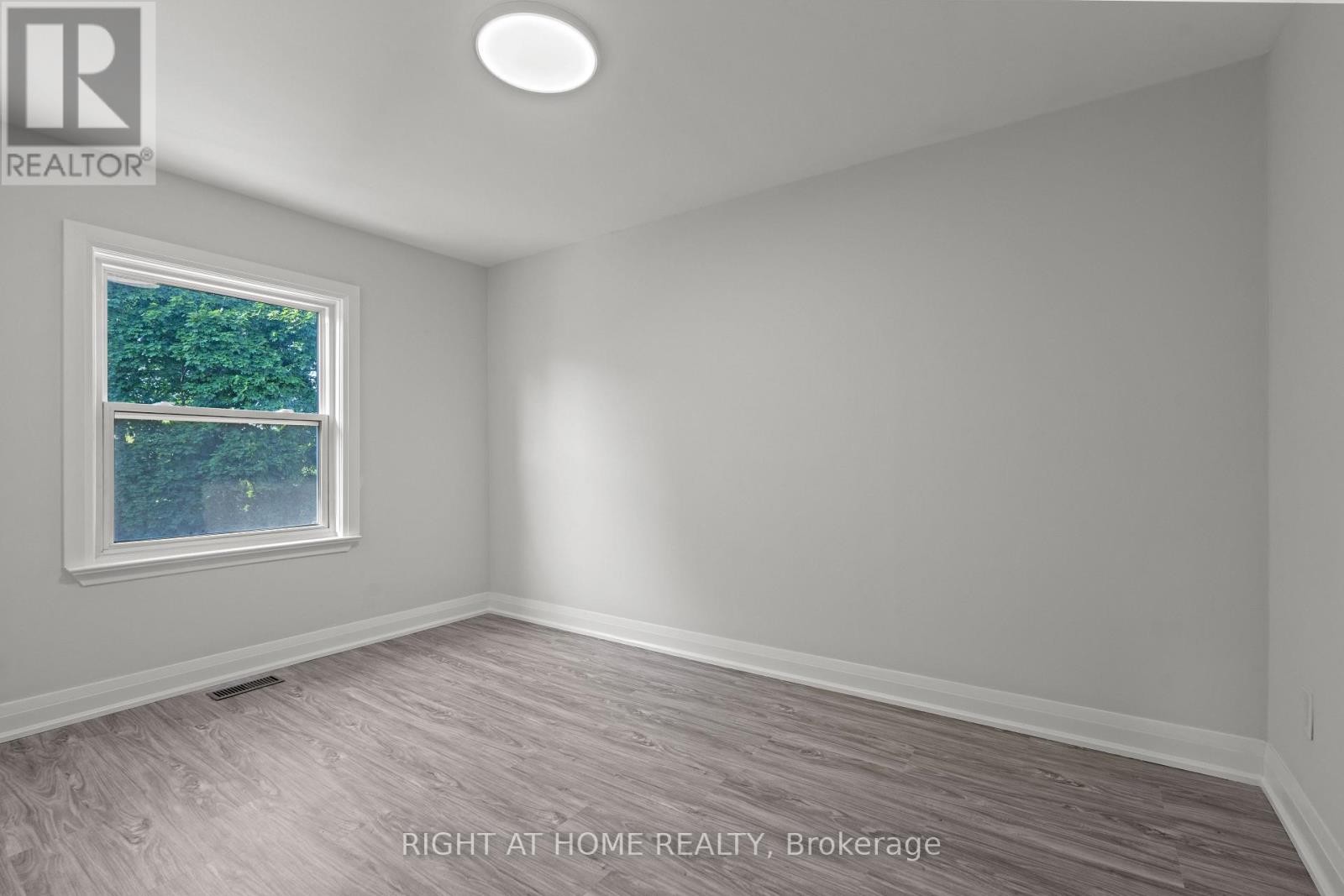 












154 EDINBOROUGH COURT

,
Toronto (Rockcliffe-Smythe),




Ontario
M6N2E8

