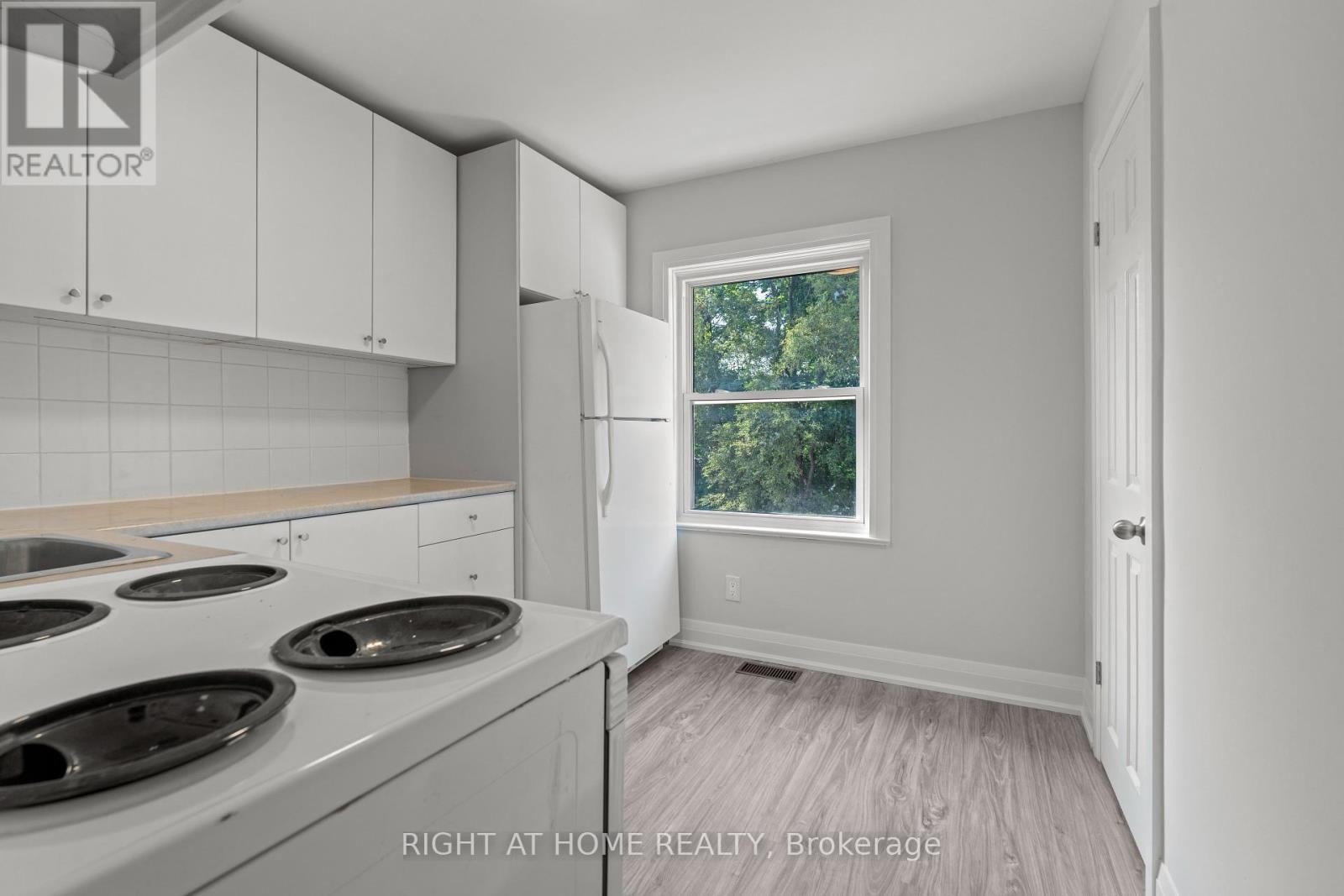 












154 EDINBOROUGH COURT

,
Toronto (Rockcliffe-Smythe),




Ontario
M6N2E8

