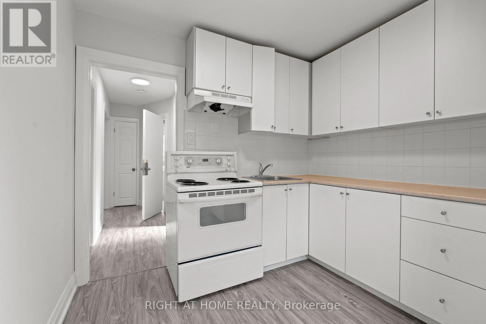 












154 EDINBOROUGH COURT

,
Toronto (Rockcliffe-Smythe),




Ontario
M6N2E8

