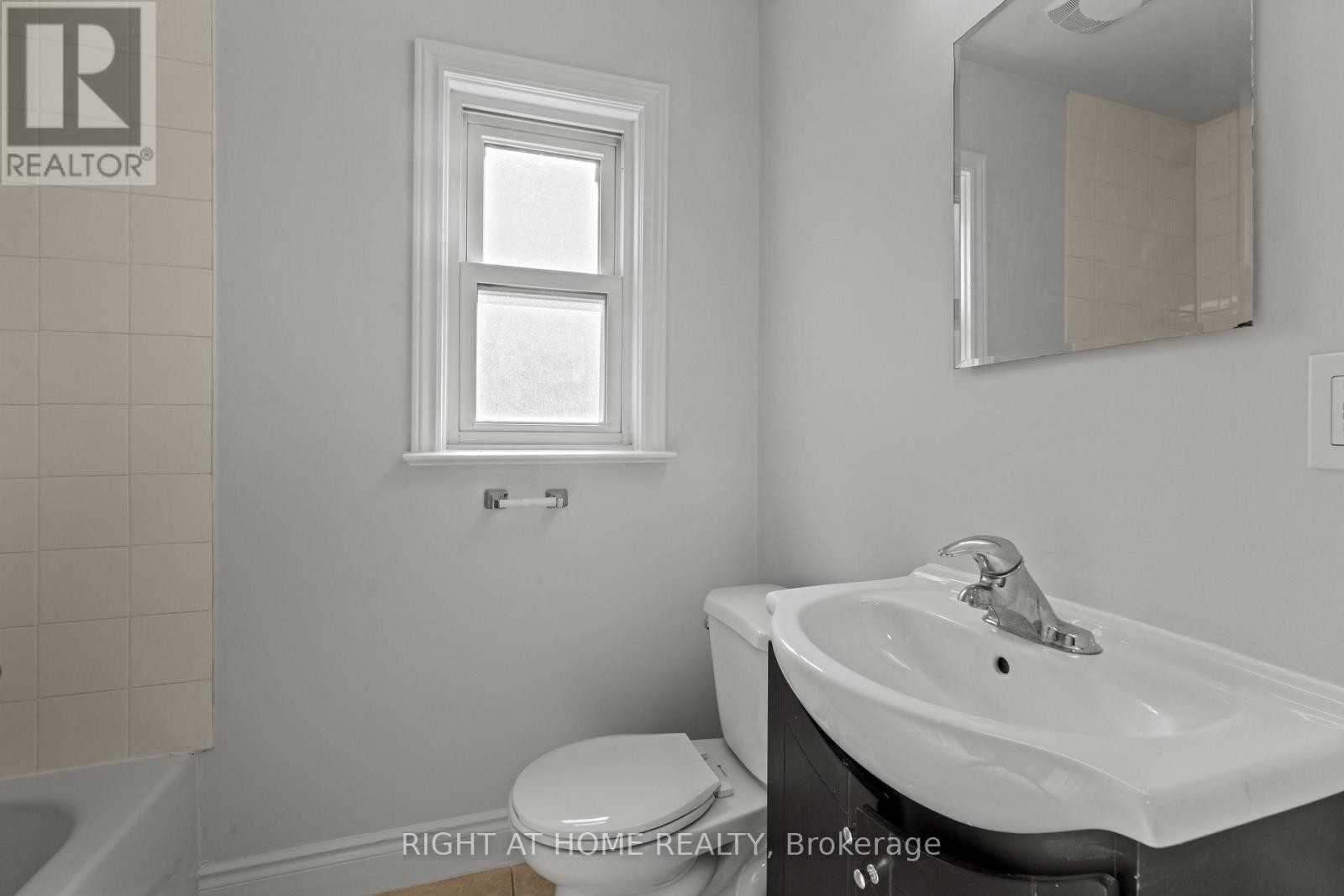 












154 EDINBOROUGH COURT

,
Toronto (Rockcliffe-Smythe),




Ontario
M6N2E8

