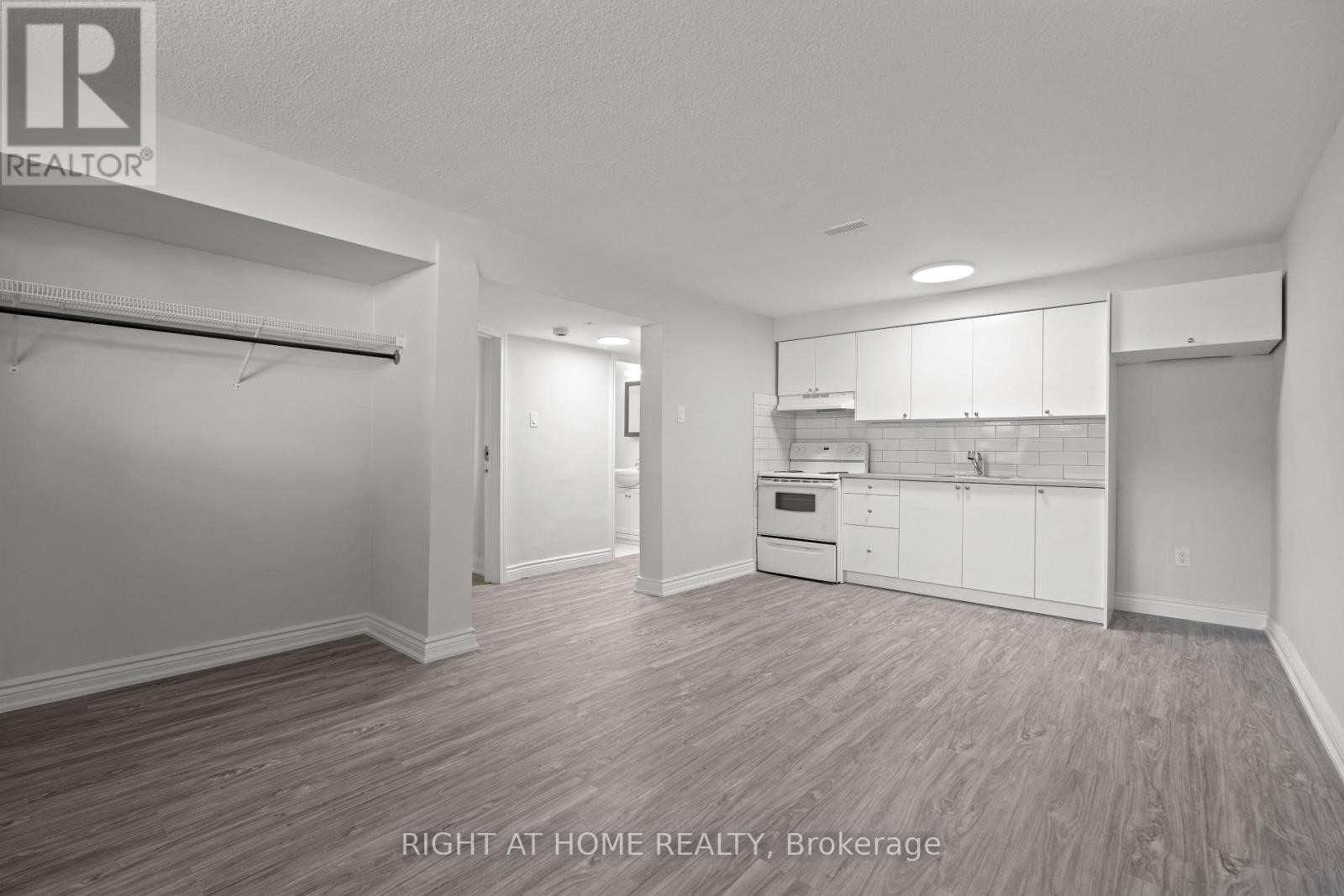 












154 EDINBOROUGH COURT

,
Toronto (Rockcliffe-Smythe),




Ontario
M6N2E8

