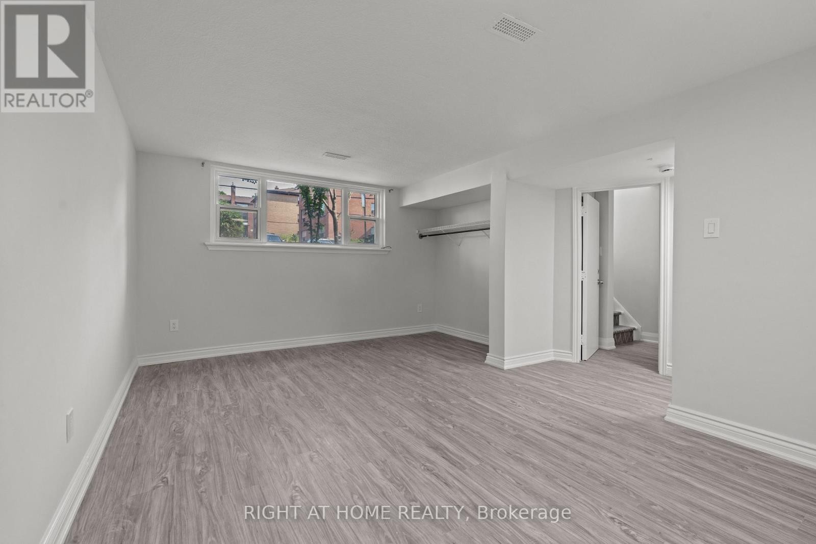 












154 EDINBOROUGH COURT

,
Toronto (Rockcliffe-Smythe),




Ontario
M6N2E8

