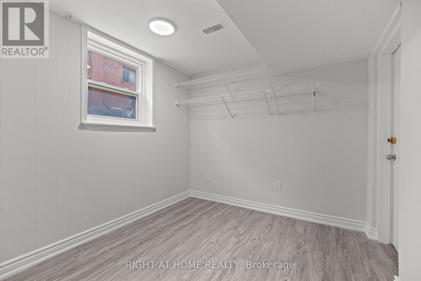 












154 EDINBOROUGH COURT

,
Toronto (Rockcliffe-Smythe),




Ontario
M6N2E8

