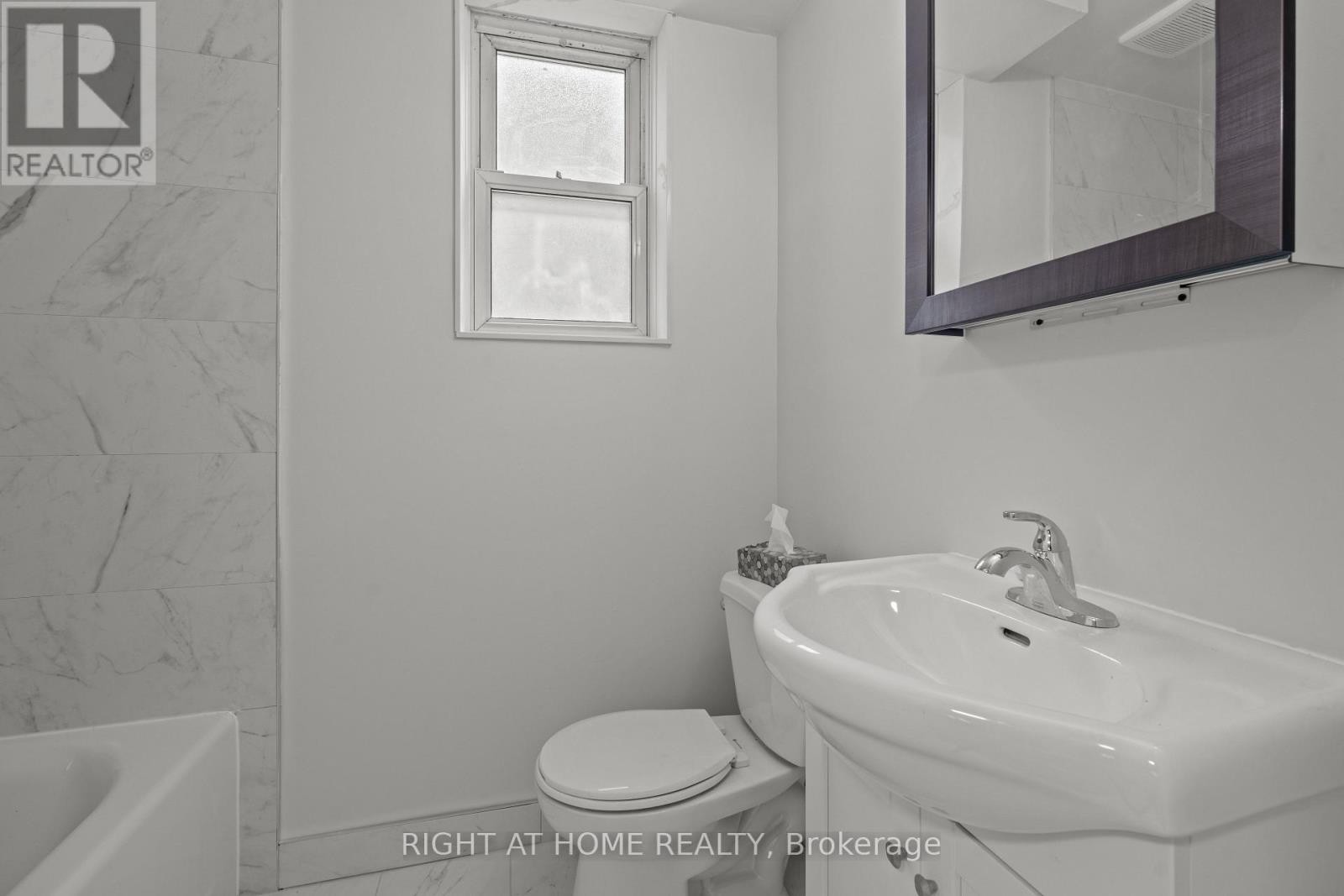 












154 EDINBOROUGH COURT

,
Toronto (Rockcliffe-Smythe),




Ontario
M6N2E8

